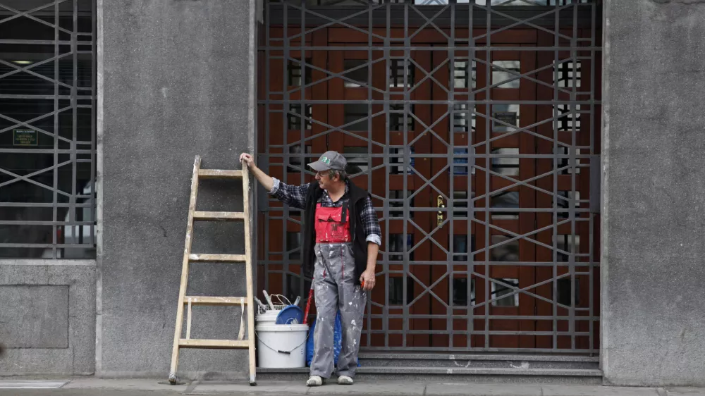 »Po oceni indeksa, ki ga na podlagi novic izračunava Evropska centralna banka (ECB), je negotovost gospodarske politike v območju evra trenutno več kot trikrat večja od zgodovinskega povprečja,« je opozoril namestnik guvernerja Banke Slovenije Primož Dolenc. Foto: Luka Cjuha