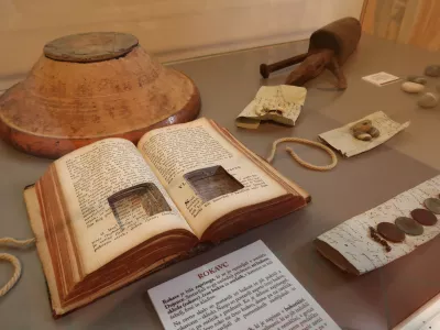 Razstava Skrivna modrost, razstava o staroverstvu v Posočju, zbirka Pavla Medveščka, dvorec Vogrsko / Foto: Nataša Bucik Ozebek