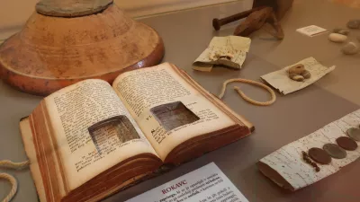 Razstava Skrivna modrost, razstava o staroverstvu v Posočju, zbirka Pavla Medveščka, dvorec Vogrsko / Foto: Nataša Bucik Ozebek