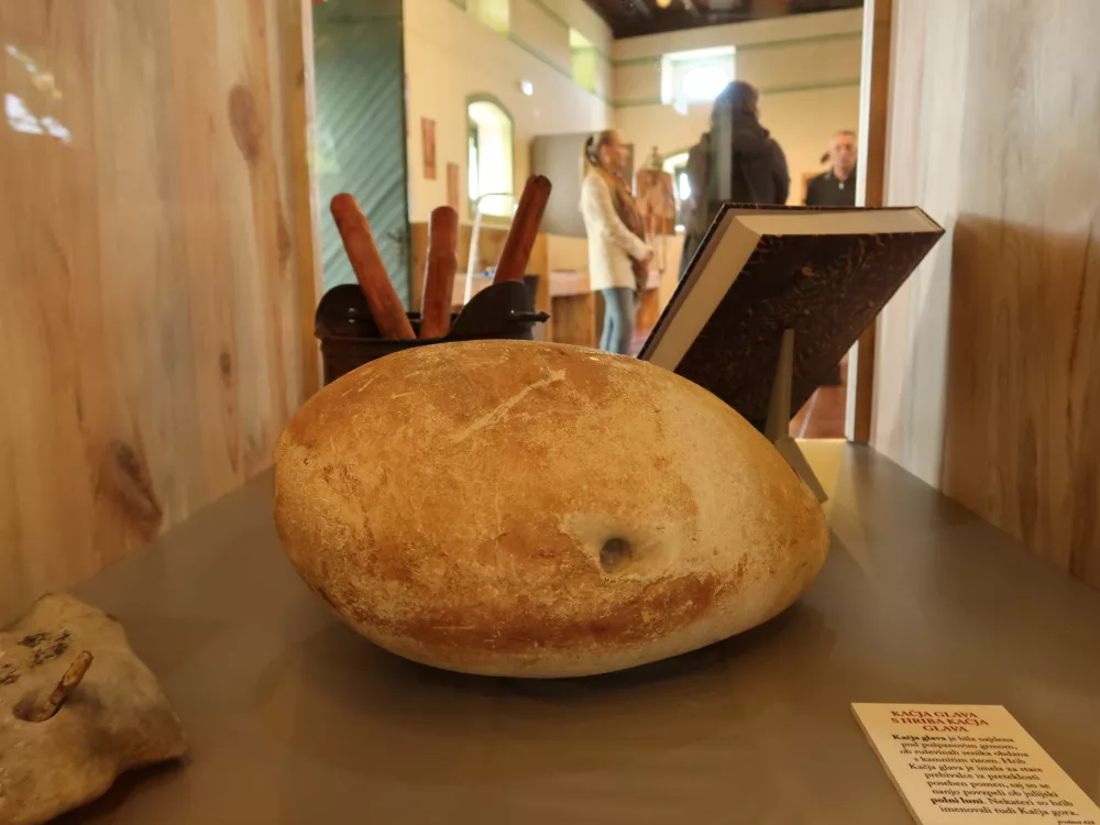 Razstava Skrivna modrost, razstava o staroverstvu v Posočju, zbirka Pavla Medveščka, dvorec Vogrsko / Foto: Nataša Bucik Ozebek