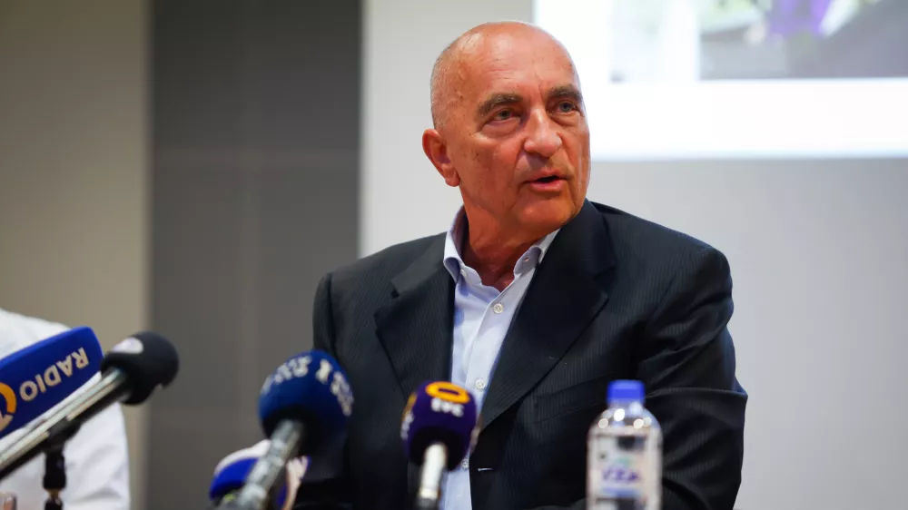 Celje, SB Celje.Novinarska konferenca ob 13. obletnici prve robotsko asistirane operacije v Splosni bolnisnici Celje in v Sloveniji.Predsednik nadzornega sveta bolnisnice Tomaz Subotic.