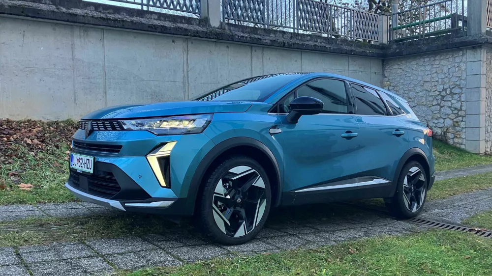 Symbioz je že na prvi pogled prepoznavni Renaultov športni terenec, ki se po velikosti in ceni uvršča med capturja in australa.