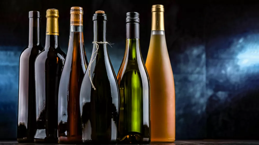 Steklenice za vino so različnih velikosti in oblik. F i Stock