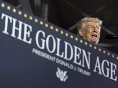 Novi ameriški predsednik je v prvih sto dneh mandata spremenil temelje ameriške demokracije, razbil Zahod in svet naredil povsem nepredvidljiv. / Foto: AP