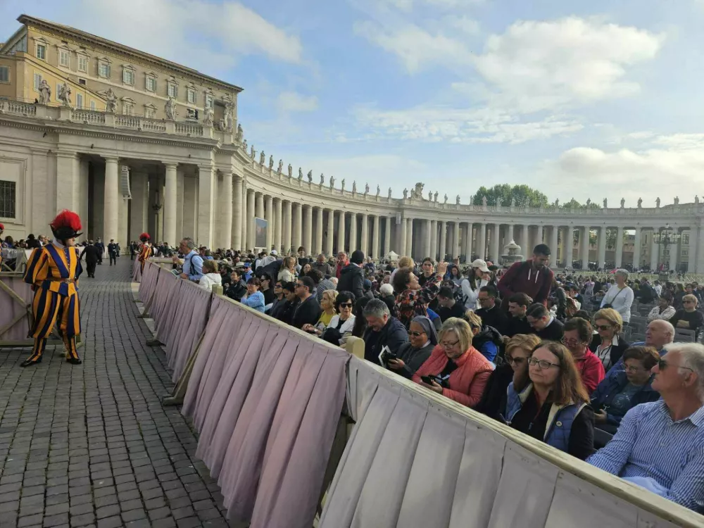 Verniki čakajo na zadnje slovo od papeža Frančiška.