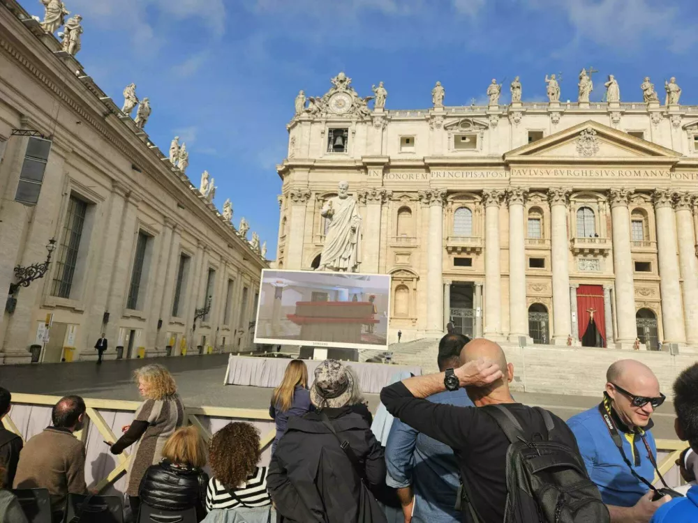 Verniki čakajo na zadnje slovo od papeža Frančiška.