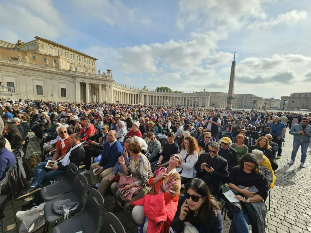 Verniki čakajo na zadnje slovo od papeža Frančiška.