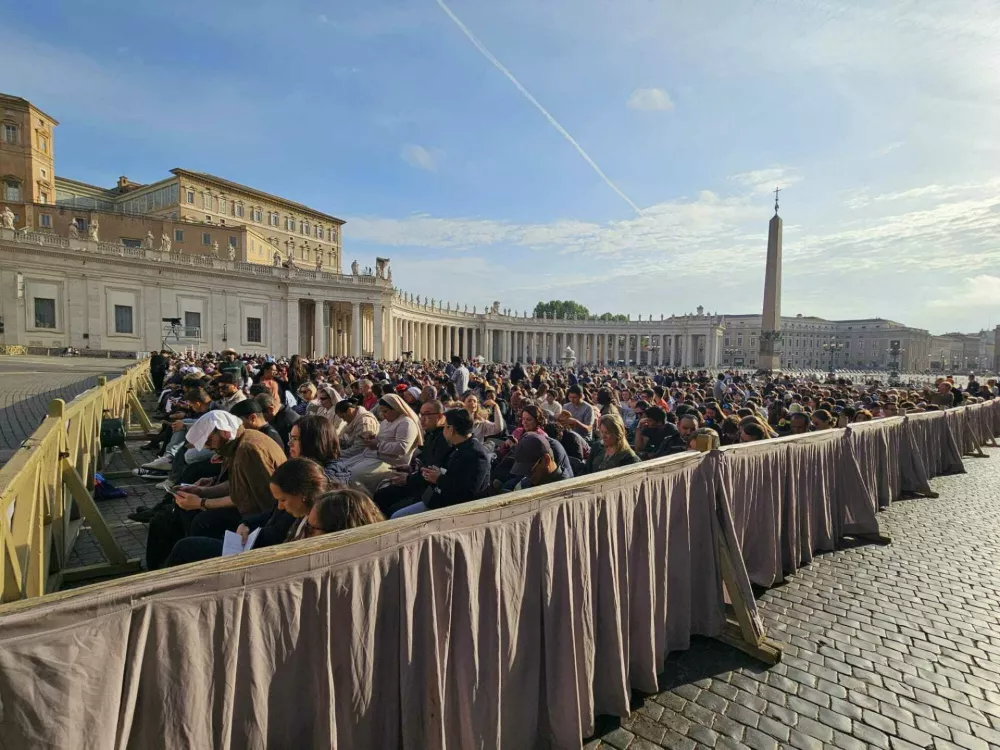 Verniki čakajo na zadnje slovo od papeža Frančiška.