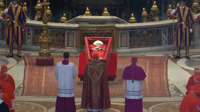 Papeža Frančiška pripeljali v baziliko svetega Petra.