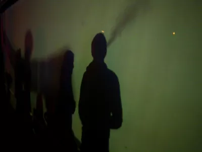 ﻿simbolična fotografija, par, moški in ženska, spoznavnje, sence, kajenje- 29.01.2016 - Največji zmenek na slepo v S-LOVE-niji 7 - spoznavni dogodek - Ona-On.com -  //FOTO: Bojan Velikonja