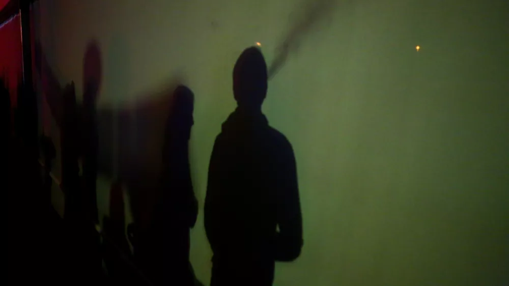 ﻿simbolična fotografija, par, moški in ženska, spoznavnje, sence, kajenje- 29.01.2016 - Največji zmenek na slepo v S-LOVE-niji 7 - spoznavni dogodek - Ona-On.com -  //FOTO: Bojan Velikonja