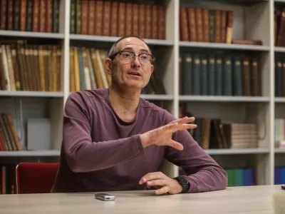 - 17.04.2025. - dr. Bojan Godeša, svetnik na Inštitutu za novejšo zgodovino, docent na Univerzi v Novi Gorici, kjer na Fakulteti za humanistiko predava predmet Zgodovina svetovnih vojn v XX. stoletju.//FOTO: Bojan Velikonja