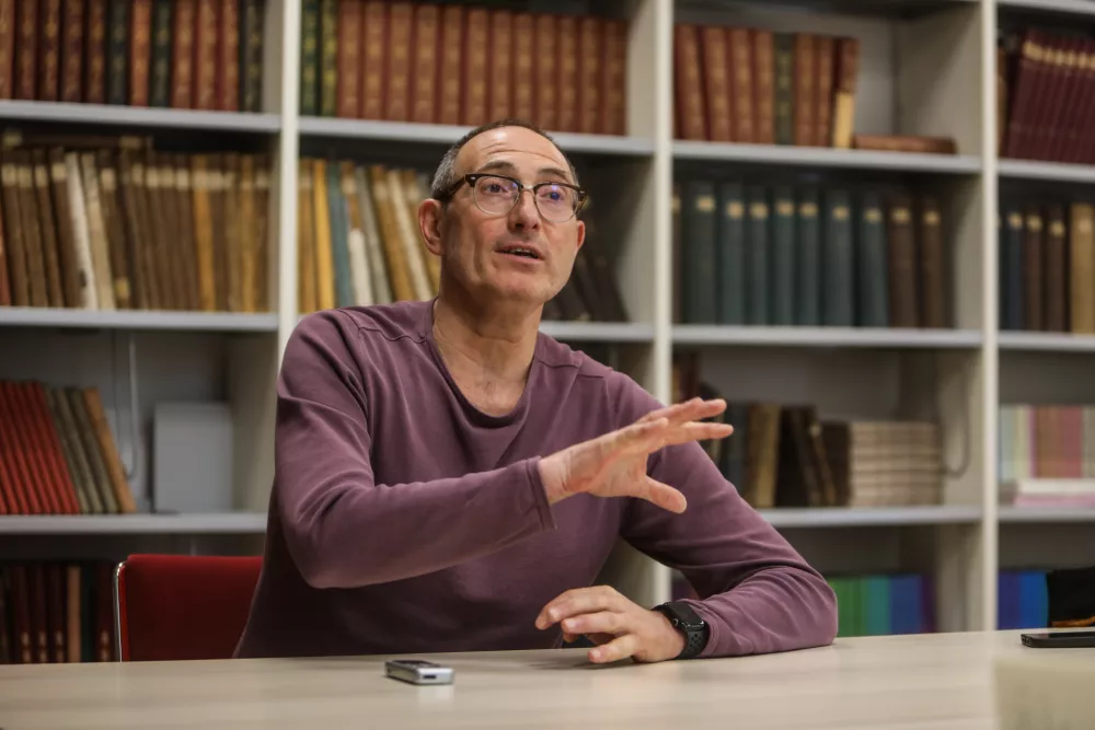 - 17.04.2025. - dr. Bojan Godeša, svetnik na Inštitutu za novejšo zgodovino, docent na Univerzi v Novi Gorici, kjer na Fakulteti za humanistiko predava predmet Zgodovina svetovnih vojn v XX. stoletju.//FOTO: Bojan Velikonja