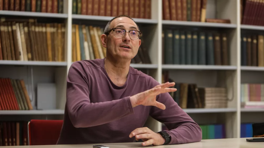 - 17.04.2025. - dr. Bojan Godeša, svetnik na Inštitutu za novejšo zgodovino, docent na Univerzi v Novi Gorici, kjer na Fakulteti za humanistiko predava predmet Zgodovina svetovnih vojn v XX. stoletju.//FOTO: Bojan Velikonja