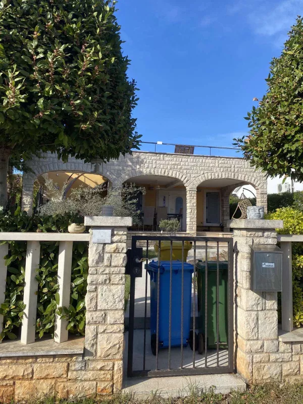 Počitniška hiša Tomaža Subotiča v Karigadorju, kjer je premier Robert Golob spomladi 2023 trikrat počitnikoval s partnerko Tino Gaber in svetovalko v njegovem kabinetu Pino Weisseisen. Foto: Arhiv Večera