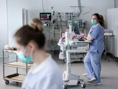 - simbolična fotografija - zdravstvo, zdravnik, medicinska sestra, medicinsko osebje, pacient, bolnica, bolnišnica- 12.03.2025 - ministrica za zdravje Valentina Prevolnik Rupel si je na delovnem obisku v Univerzitetnem kliničnem centru (UKC) ogledala tekoče investicije//FOTO: Jaka Gasar