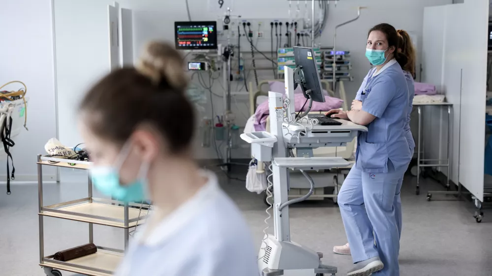 - simbolična fotografija - zdravstvo, zdravnik, medicinska sestra, medicinsko osebje, pacient, bolnica, bolnišnica- 12.03.2025 - ministrica za zdravje Valentina Prevolnik Rupel si je na delovnem obisku v Univerzitetnem kliničnem centru (UKC) ogledala tekoče investicije//FOTO: Jaka Gasar