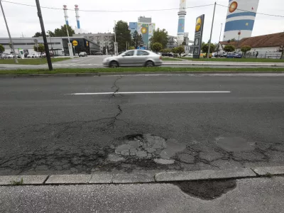 Na občini skupaj z Ljubljanskim potniškim prometom ocenjujejo, da bi uvedba rumenih pasov na Zaloški pripomogla tudi k temu, da bi reševalna vozila hitreje dostopala do UKC in drugih zdravstvenih objektov na območju. Foto: Luka Cjuha