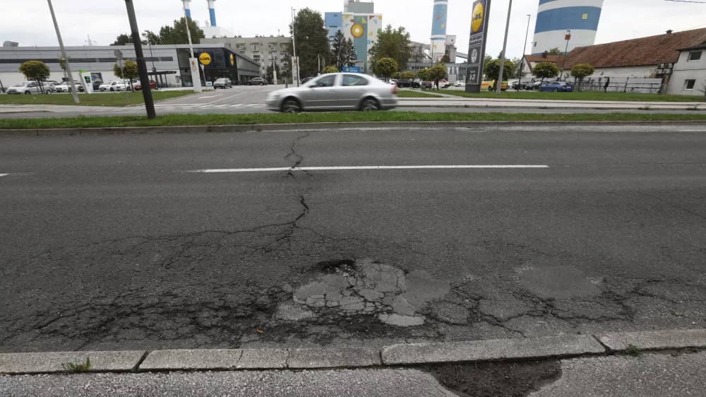 Na občini skupaj z Ljubljanskim potniškim prometom ocenjujejo, da bi uvedba rumenih pasov na Zaloški pripomogla tudi k temu, da bi reševalna vozila hitreje dostopala do UKC in drugih zdravstvenih objektov na območju. Foto: Luka Cjuha