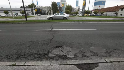 Na občini skupaj z Ljubljanskim potniškim prometom ocenjujejo, da bi uvedba rumenih pasov na Zaloški pripomogla tudi k temu, da bi reševalna vozila hitreje dostopala do UKC in drugih zdravstvenih objektov na območju. Foto: Luka Cjuha