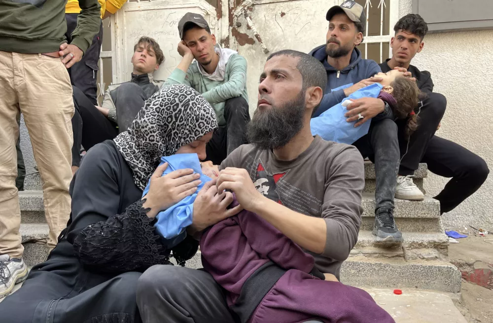 23 April 2025, Palestinian Territories, Gaza: Palestinians mourn as they carry the body of twin girls from the Abu Saif family, killed in an Israeli strike on a school-turned-shelter, at the Al-Shifa hospital in Gaza City on April 23, 2025. Photo: Hadi Daoud/APA Images via ZUMA Press Wire/dpa