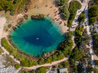 01.09.2024., Veliko vrilo Cetine, okolica Knina - Najveci izvor Cetine, Veliko vrilo ili Glavas, jedno je od najlijepsih prirodnih lijepota Hrvatske. Karakteristicnog izgleda, oblika oka, karakteristicne modre boje, dubok oko 115 metara, nalazi se u Parku prirode Dinara, na tridesetak minute voznje od Knina Photo: Borna Jaksic/PIXSELL