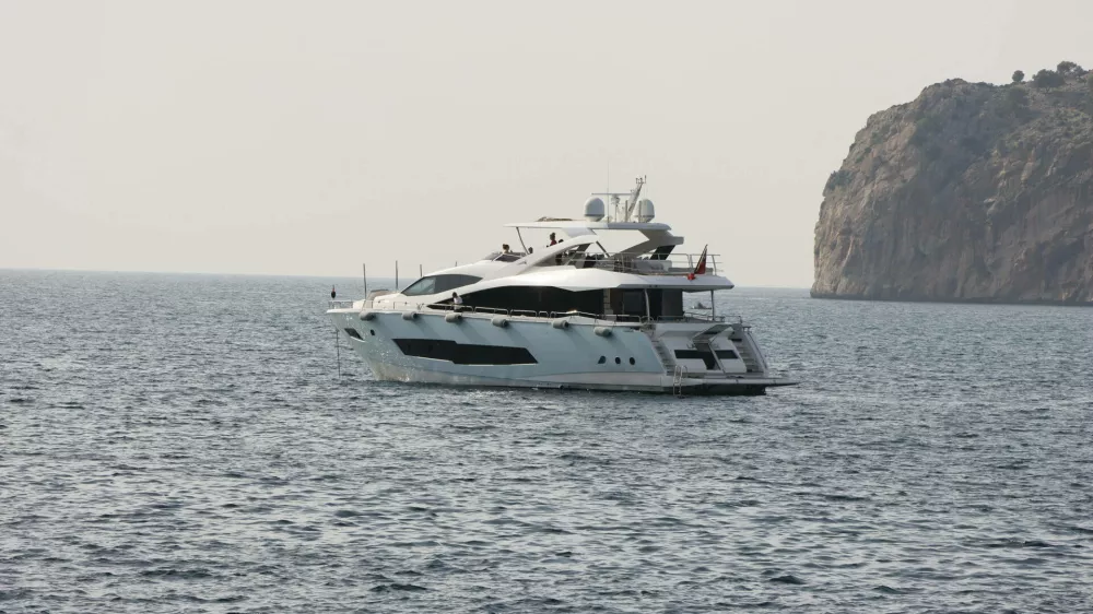 Themenfoto: Urlaub, Europa, Spanien, Balearen, Mallorca, 17.11.2024 Eine Luxusjacht in der Bucht von Camp de Mar Themenfoto: Urlaub, Europa, Spanien, Balearen, Mallorca, 17.11.2024 *** Theme photo vacation, Europe, Spain, Balearic Islands, Mallorca, 17 11 2024 A luxury yacht in the bay of Camp de Mar Theme photo vacation, Europe, Spain, Balearic Islands, Mallorca, 17 11 2024 Copyright: xAugstx/xEibner-Pressefotox EP_jatNo Use Switzerland. No Use Germany. No Use Japan. No Use Austria