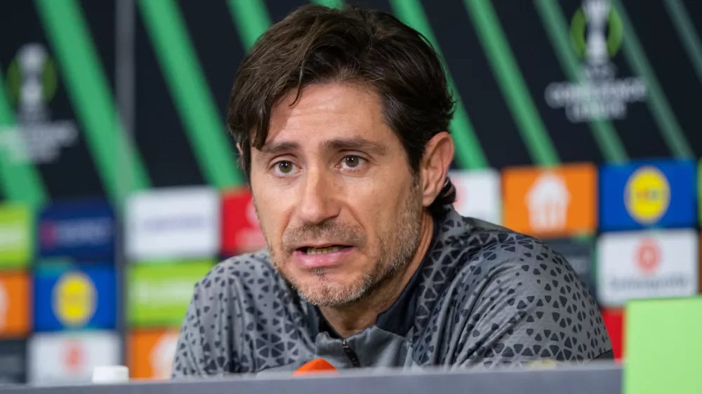 Ljubljana, Stadion Stozice.Novinarska konferenca NK Olimpija pred tekmo proti FK Borac.Glavni trener nogometasev NK Olimpija Victor Sanchez.