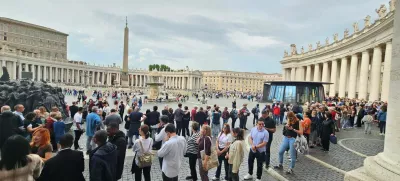 Dolga vrsta čakajočih na Trgu svetega Petra. Foto: Veronika Rupnik Ženko