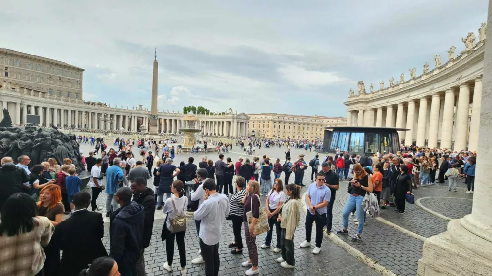 Dolga vrsta čakajočih na Trgu svetega Petra. Foto: Veronika Rupnik Ženko