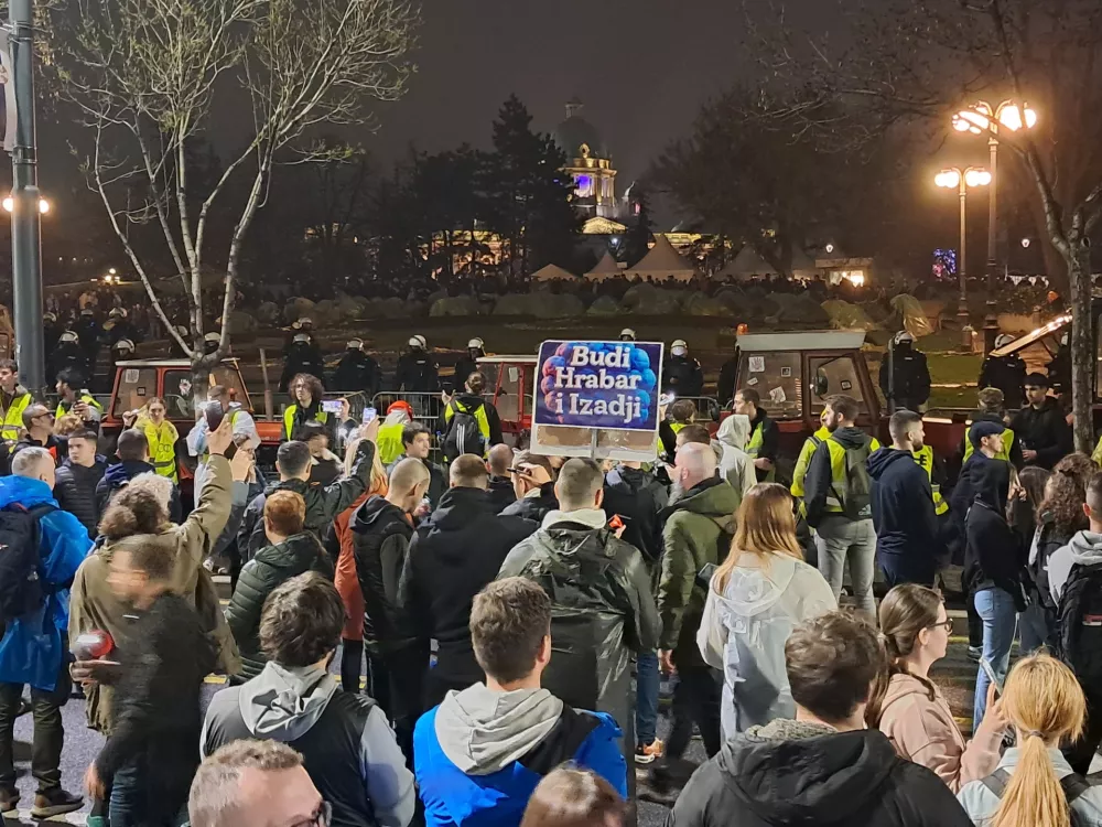 Ulica Kralja Milana nekaj minut preden je udaril zvočni top. Na desni strani je predsedniška palača, na hribu za policisti pa provladni študenti. V ozadju je skupščina. Fotografija: Miha Turk
