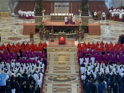 Vatikan.Krsto s truplom papeza Franciska so iz Doma svete Marte v Vatikanu, kjer je prebival in v ponedeljek umrl, danes prenesli v baziliko svetega Petra. Tam se bodo od prvega papeza iz Latinske Amerike, ki je katolisko cerkev vodil 12 let, poslavljali verniki. Foto: Youtube kanal Vatican media