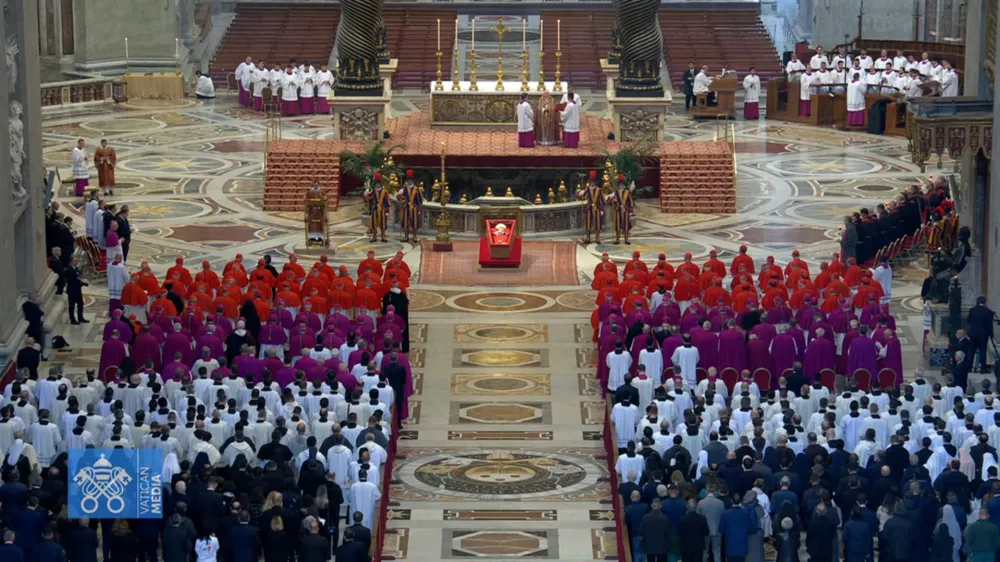 Vatikan.Krsto s truplom papeza Franciska so iz Doma svete Marte v Vatikanu, kjer je prebival in v ponedeljek umrl, danes prenesli v baziliko svetega Petra. Tam se bodo od prvega papeza iz Latinske Amerike, ki je katolisko cerkev vodil 12 let, poslavljali verniki. Foto: Youtube kanal Vatican media