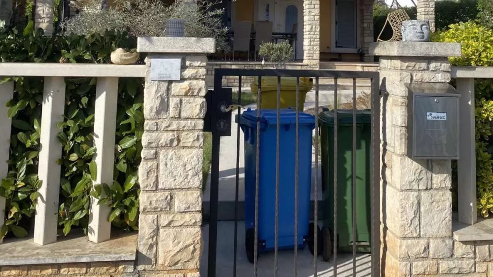 Počitni&scaron;ka hi&scaron;a Tomaža Subotiča v Karigadorju, kjer je premier Robert Golob spomladi 2023 trikrat počitnikoval s partnerko Tino Gaber in svetovalko v njegovem kabinetu Pino Weisseisen. Foto: Arhiv Večera