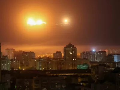 A ballistic missile explodes in the sky over the city during a Russian drone strike, amid Russia's attack on Ukraine, in Kyiv, Ukraine April 24, 2025. REUTERS/Gleb Garanich