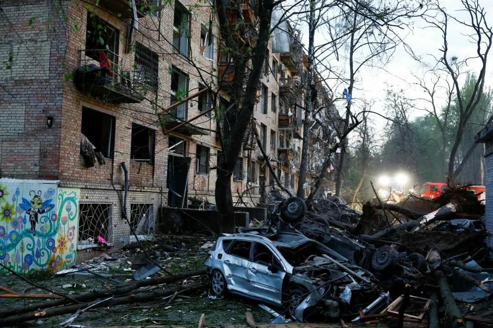 Damaged vehicles lie at the site of a Russian ballistic missile strike, amid Russia's attack on Ukraine, in Kyiv, Ukraine April 24, 2025. REUTERS/Valentyn Ogirenko