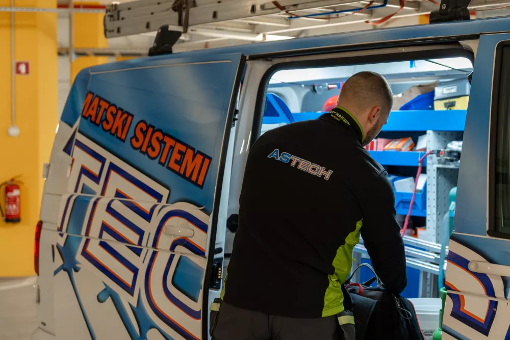 Za brezhibno delovanje in dolgo življenjsko dobo klimatske naprave izberite preverjene strokovnjake. Astech ima največjo ekipo certificiranih serviserjev v Sloveniji, ki uporabljajo okolju prijazne materiale in poskrbijo za vsak detajl. (Foto: GO4Digit Gal Pavel Pazlar/Astech d.o.o.)