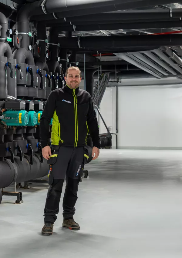 "Pred začetkom poletja preverite delovanje klimatske naprave, očistite filtre in kondenzacijske poti. Le tako boste preprečili &scaron;irjenje bakterij, izbolj&scaron;ali kakovost zraka in se izognili dragim okvaram," svetuje Dominik Ipavec, serviser podjetja Astech. (Foto: GO4Digit Gal Pavel Pazlar/Astech d.o.o.)