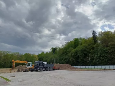 Na nekdaj zapostavljenem območju komunalne cone v Savski loki gradijo objekt upravno-izobraževalnega središča. Foto: Tina Jereb