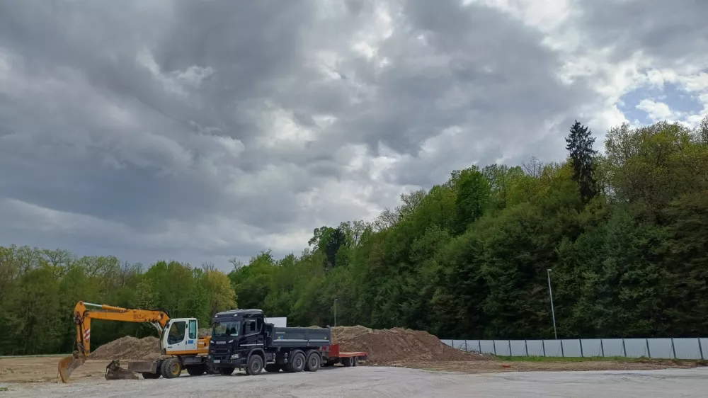 Na nekdaj zapostavljenem območju komunalne cone v Savski loki gradijo objekt upravno-izobraževalnega središča. Foto: Tina Jereb