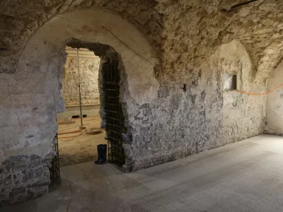 Na levi je ostanek nekdanje pokrite grajske jahalnice grofov Auersperg iz 17. stoletja pred začetkom rekonstrukcije. Na desni pa je aktualno stanje, ko naj bi porušili skoraj vse ostanke; ostal je samo jugozahodni vogal, ki kaže značilno strukturo kamnite zidave iz 17. stoletja, je opozoril profesor Sapač.Foto: Igor Sapač