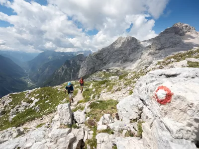 Okakovosti in gostoti poti se Slovenija lahko uvršča med vodilne države, saj ima več kot 10.000 kilometrov markiranih poti, ki potekajo skozi raznolike pokrajine, od Alp do kraškega sveta in panonskih ravnic. F Jošt Gantar