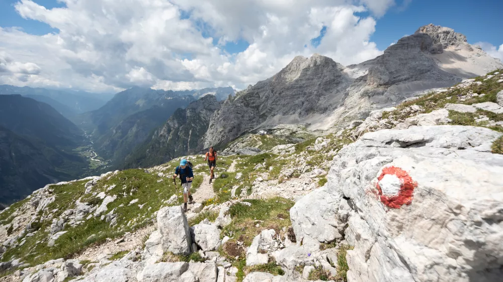 Okakovosti in gostoti poti se Slovenija lahko uvršča med vodilne države, saj ima več kot 10.000 kilometrov markiranih poti, ki potekajo skozi raznolike pokrajine, od Alp do kraškega sveta in panonskih ravnic. F Jošt Gantar