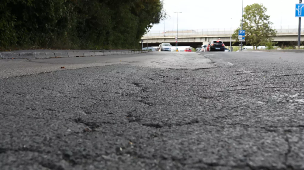 24.08.2022. Poškodovano vozišče na Cesti v Gorice ob križišču s Tržaško cesto na Dolgem mostu.//FOTO: Bojan Velikonja