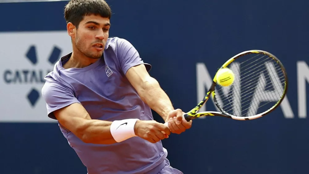 Tennis - ATP 500 - Barcelona Open - Real Club de Tenis Barcelona, Barcelona, Spain - April 19, 2025 Spain's Carlos Alcaraz in action during his semi final match against France's Arthur Fils REUTERS/Bruna Casas