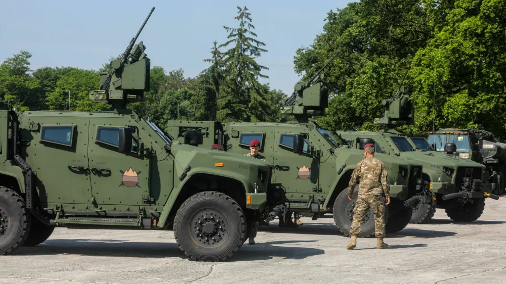 - lahko oklepno vozilo SV LKOV 4x4, proizvajalca Oshkosh Defense.- 05.06.2021 - Vojanica Edvarda Peperka v Ljubljani - Slovenska vojska (SV) - predstavitev novih 38 lahkih kolesno oklepnih vozil LKOV 4x4 z integrirano oboroitveno postajo M153 Kongsberg. //FOTO: Bojan Velikonja