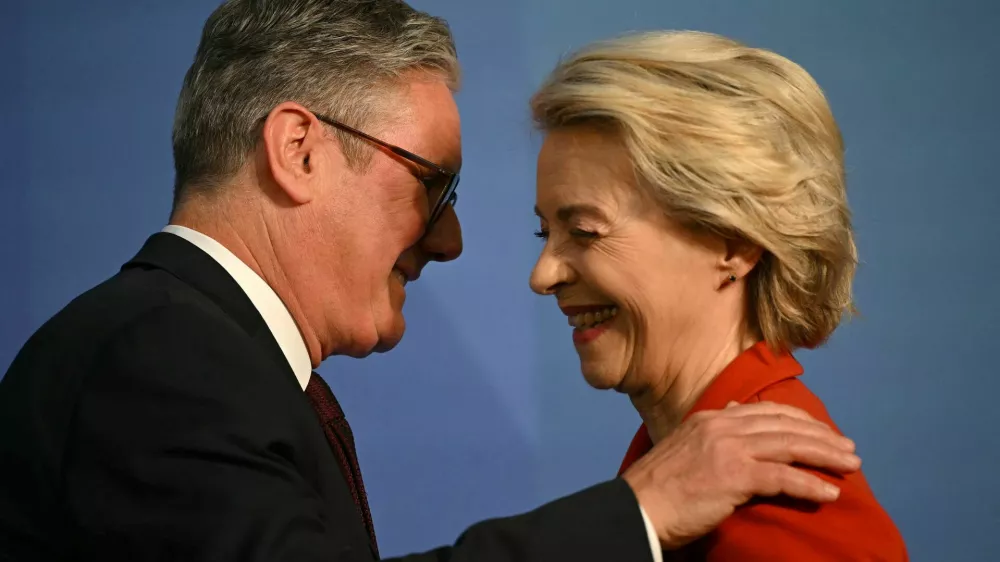Britain's Prime Minister Keir Starmer shares a laugh with European Commission President Ursula von der Leyen as he welcomes her to the stage to deliver a keynote speech, during the Future of Energy Security Summit, hosted by the International Energy Agency and UK Government at Lancaster House in London, on April 24, 2025.   JUSTIN TALLIS/Pool via REUTERS