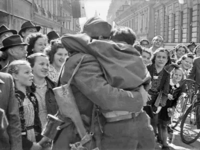 Objem veselja ob prihodu partizanske vojske v Ljubljano, 9. maj 1945. Fotografija: Rudi Stopar, hrani Muzej novejše in sodobne zgodovine SlovenijePOZOR, NI ZA PONOVNO OBJAVO BREZ DOVOLJENJA MNSZS!!!