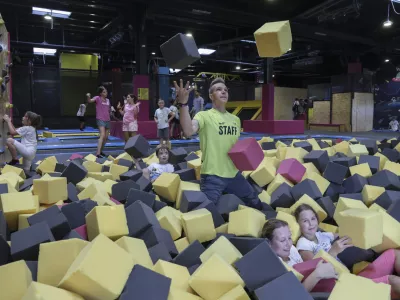 animator Patrik Burnik- 21.07.2023 - Trampolin park WOOP! Ljubljana, - projekt Otroci za otroke – otroške poletne počitnice in počitniško varstvo, Leskoškova cesta 3 v Ljubljani //FOTO: Jaka Gasar