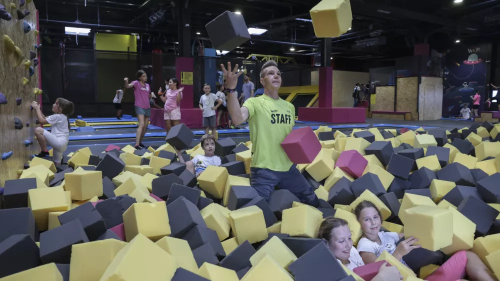animator Patrik Burnik- 21.07.2023 - Trampolin park WOOP! Ljubljana, - projekt Otroci za otroke – otroške poletne počitnice in počitniško varstvo, Leskoškova cesta 3 v Ljubljani //FOTO: Jaka Gasar